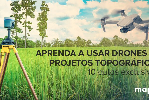 Banner do Curso Gratuito de Topografia com Drones com Drone mavic Air 2s sobrevoando área com gramado com estação total posicionada ao lado