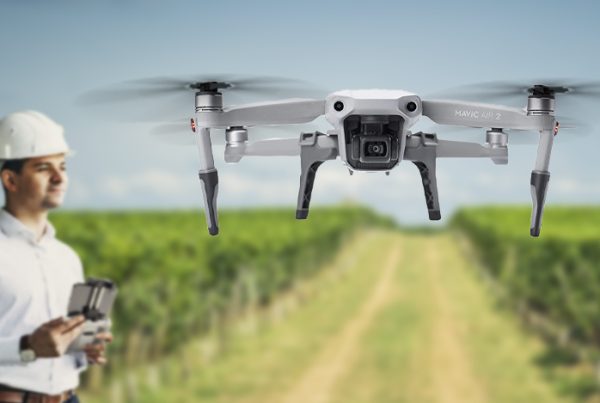 agrimensor pilotando drone dji air 2s para fazer voo de mapeamento