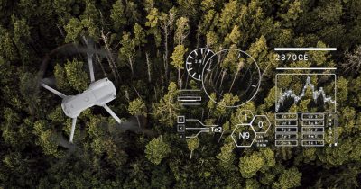 drone multirotor dji sobrevoando floresta para coletar dados para inventário florestal